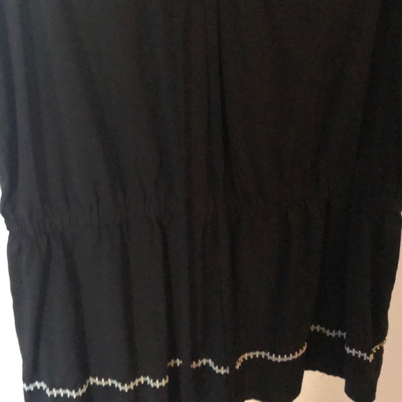 Black sleeveless top with embroidery - Picture 3 of 3